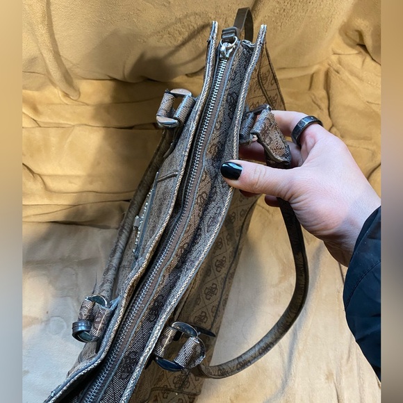 GUESS handbag 👜 - Picture 6 of 6